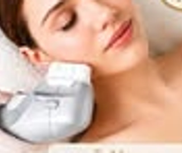 Entspannende apparative Gesichtsbehandlung im Hira Beauty Salon in Wien