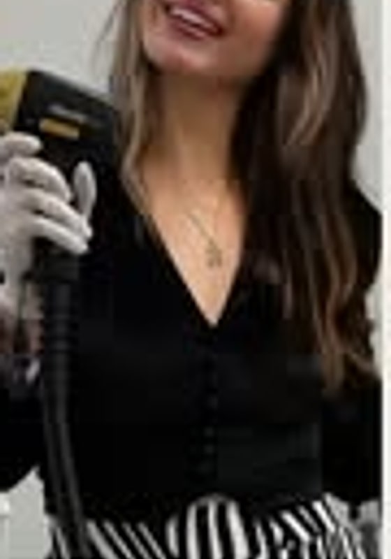 Expertin Hira mit dem Alma Soprano Ice Laser im Hira Beauty Salon
